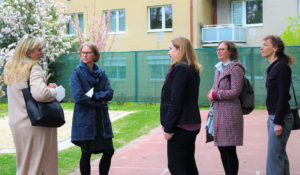 (C) BV14 / Windischhofer: Evelyn Molin, Bezirksvorsteherin Michaela Schüchner, VS-Direktorin Daniela Lendl, Lydia Maitzen (MA 556) und Architektin Katharina Wörgötter.