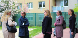 (C) BV14 / Windischhofer: Evelyn Molin, Bezirksvorsteherin Michaela Schüchner, VS-Direktorin Daniela Lendl, Lydia Maitzen (MA 556) und Architektin Katharina Wörgötter.