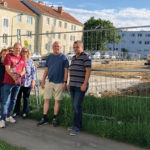 (C) Berger: Gerhard Cech (r.) und weitere Anrainer wehren sich gegen den Ballspielplatz am Generationenspielplatz.