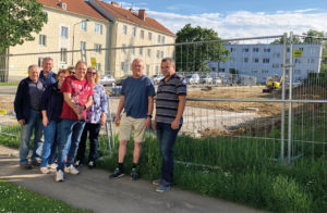 (C) Berger: Gerhard Cech (r.) und weitere Anrainer wehren sich gegen den Ballspielplatz am Generationenspielplatz.