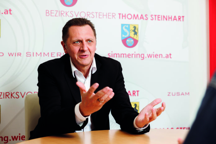 (C) Diesner: Thomas Steinhart ist seit November 2020 Bezirksvorsteher in Simmering.