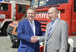 (C) C.Jobst/PID: Bürgermeister Ludwig und Vasyl Khymynets, Ukrainischer Botschafter in Wien, bei der Verabschiedung des Konvois.