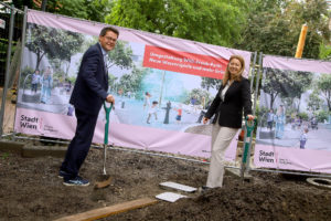 (C) PID/Votava: Klimastadtrat Jürgen Czernohorszky und die Margaretner Bezirksvorsteherin Silvia Jankovic beim Spatenstich im Willi-Frank-Park.