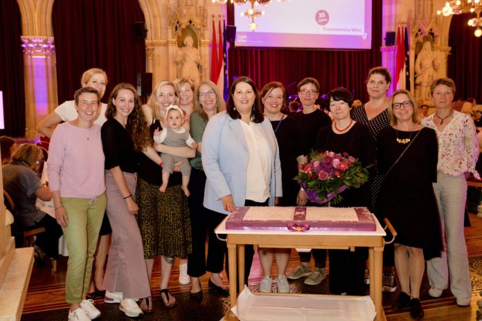 (C) PID/Ismail GOKMEN: Zum Geburtstag überreichte Vizebürgermeisterin Kathrin Gaál den Mitarbeiterinnen des Frauenservice Wien eine Torte – mit den Glückwünschen von allen Stadtregierungsmitgliedern.