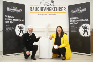 (C) PID/Votava: Vizebürgermeisterin Kathrin Gaál und der Innungsmeister der Rauchfangkehrer, Christian Leiner, warnen vor dem gleichzeitigen Betrieb von Gasthermen und mobilen Klimageräten.