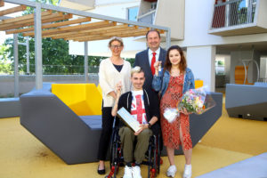 (C) PID/VOTAVA: Wiener-Wohnen-Direktorin Karin Ramser und der Leopoldstädter Bezirksvorsteher Alexander Nikolai (hinten) übergaben die Wohnungsschlüssel an die neuen Mieter Lukas Angerer und Jovanna Glück.