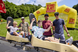 (C) Joham: Beim WBB-Gratis-Rodelvormittag konnten unsere Leser mit Vollgas die Hohe-Wand-Wiese hinuntersausen.