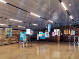 (C) Ukrainische Künstler*innen helfen: Über 80 Gemälde stehen zur Versteigerung.