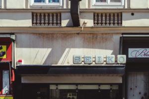 (C) unsplash: Bisher mussten Geschäftstreibende für ihre Außenwerbung die sogenannte "Luftsteuer" zahlen.