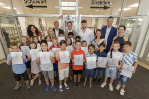 (C) Bubu Dujmic: Schüler der 2A Klasse mit ihren Pädagogen, Bezirksvorsteher Thomas Steinhart, Bildungsstadtrat Christoph Wiederkehr, Direktorin Alice Klanjsek-Bratke, Bildungsdirektor Heinrich Himmer und Bezirksvorsteher-Stv. Romana Miletic (v.l.).