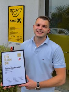 (C) Österreocjoscje Post AG: : Julian Marowsky-Bree freut sich über seine Auszeichnung.