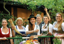 (C) Weinbauverein: Erstmal begleiten weibliche "Hiata" am Neustifter Kirtag die Erntekrone bei den traditionellen Umzügen.