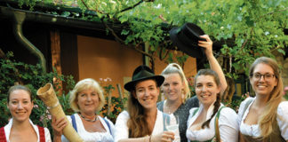 (C) Weinbauverein: Erstmal begleiten weibliche "Hiata" am Neustifter Kirtag die Erntekrone bei den traditionellen Umzügen.