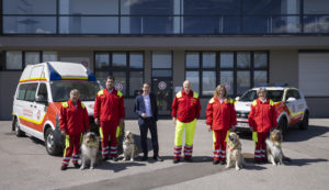 (C) Wien Holding: V.l.n.r.: Helga Koller mit Hund Falco, Jochen Gold mit Hund Mona, Kurt Gollowitzer, Obmann Peter Erdle, Annemarie Hurban mit Hund Clara, Elisabeth Garz mit Hund Tenya.