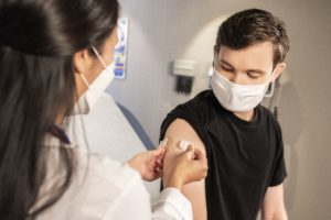 (C) unsplash: Die Grundimmunisierung gegen das Corona-Virus besteht aus drei Teilimpfungen.
