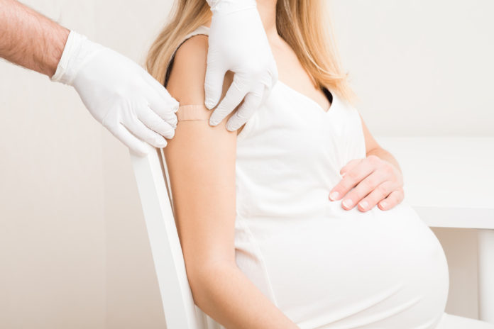 (C) istock: Die Impfung ist für Schwangere unbedenklich.