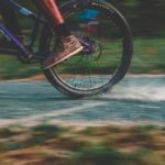 (C) pexels: Radfahren erhöht die Durchblutung im Bein.