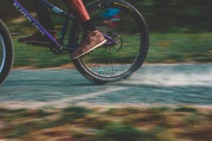 (C) pexels: Radfahren erhöht die Durchblutung im Bein.
