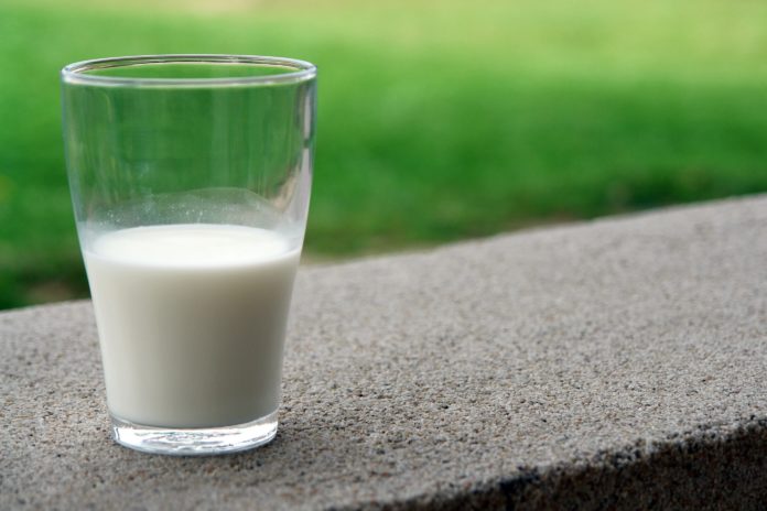 (C) Pexels: Ein Glas Milch kostet im Jahresvergleich fast ein Drittel mehr.
