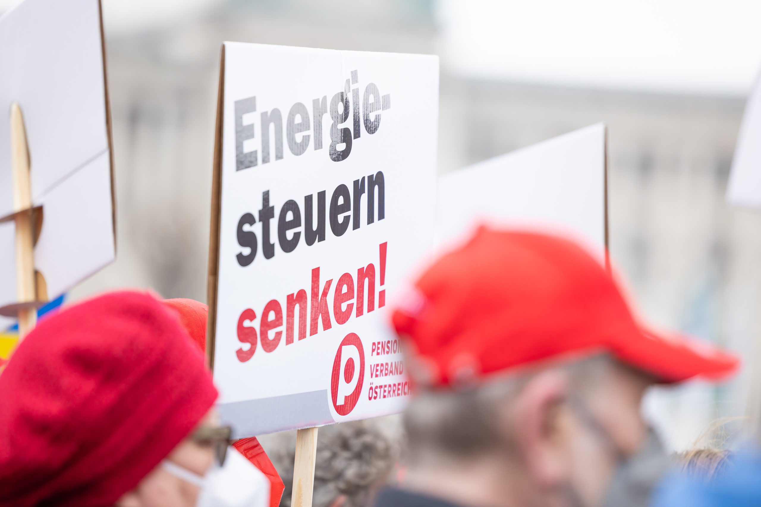 (C) Schedl: Am Samstag findet österreichweit die Demonstration "Preise runter!" des ÖGBs statt. Auch der PVÖ ruft zur Teilnahme an der Demo auf.