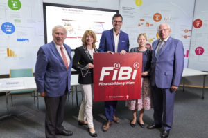 (C) Markus Wache: Ewald Nowotny, vormals Gouverneur der Österreichischen Nationalbank, Bettina Fuhrmann, Leiterin Institut Wirtschaftspädagogik, WU Wien, Heinrich Himmer, Bildungsdirektor Wien, Gudrun Steinmann, Schuldnerberatung Wien, Leiterin Finanzbildung und Claus J. Raidl, vormals Präsident der Österreichischen Nationalbank.