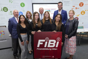 (C) Markus Wache: Ewald Nowotny, vormals Gouverneur der Österreichischen Nationalbank, Bettina Fuhrmann, Leiterin Institut Wirtschaftspädagogik, WU Wien, Heinrich Himmer, Bildungsdirektor Wien, Gudrun Steinmann, Schuldnerberatung Wien, Leiterin Finanzbildung und Claus J. Raidl, vormals Präsident der Österreichischen Nationalbank.