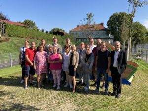 (C) Berger: Die Bezirksrätinnen und Bezirksräte sowie Hietzings Bezirksvorsteherin Silke Kobald zeigen sich begeistert vom barrierefreien, fertiggestellten Generationenspielplatz und den Angeboten für alle Altersgruppen.