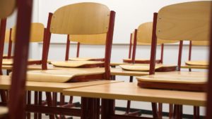 (C) pixabay: Distance Learning und leere Klassenzimmer sollen der Vergangenheit angehören. Daher sollen infizierte Schüler zuhause bleiben.