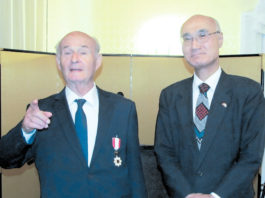 (C) Krause: Botschafter Mitzutani hat Adi Tiller die seltene Auszeichnung überreicht.