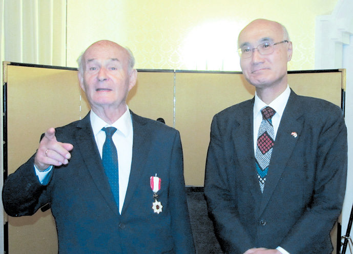 (C) Krause: Botschafter Mitzutani hat Adi Tiller die seltene Auszeichnung überreicht.