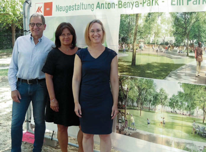 (C) BV 4: (vlnr) Bezirksvorsteherin Lea Halbwidl, Renate Anderl (AK) und Christoph Klein (AK) präsentierten die Pläne für den neuen Anton-Benya-Park.