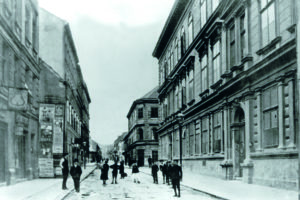 (C) BV 16: Die Friedrich-Kaiser-Gasse im Jahr 1910, die früher "Langer Gasse" hieß und nach dem Stadtrat und Revolutionär Friedrich Kaiser benannt wurde. Zwischen 1942 und 1945 befand sich hier ein Zwangsarbeiterlager.