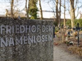 (C) Diesner: Der Friedhof der Namenlosen befindet sich am Hafengelände des Alberner Hafen.