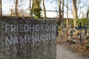 (C) Diesner: Der Friedhof der Namenlosen befindet sich am Hafengelände des Alberner Hafen.