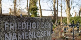 (C) Diesner: Der Friedhof der Namenlosen befindet sich am Hafengelände des Alberner Hafen.