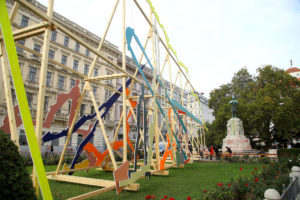 (C) PID/VOTAVA: Die bunte Holzkonstruktion möchte das umstrittene Lueger-Denkmal ein Jahr lang in zeitgemäßen Dialog setzen.