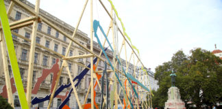 (C) PID/VOTAVA: Die bunte Holzkonstruktion möchte das umstrittene Lueger-Denkmal ein Jahr lang in zeitgemäßen Dialog setzen.