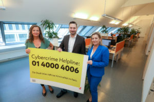 (C) PID/Fürthner: Digitalisierungsstadträtin Ulli Sima, Abgeordneter Gemeinderat Jörg Neumayer (Digitalisierungssprecher SPÖ Wien) und Sandra Heissenberger, Chief Information Security Officer (CISO) der Stadt Wien (v.l.n.r.).