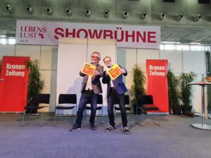 (C) zVg: WBB-Chefredakteur Hans Steiner (r.) und Sportjournalist Bobby Sommer (l.) suchen den nächsten Bezirkskaiser.