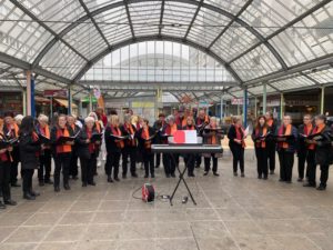 (C) zVg: Der 1. Wiener Gemeindebauchor sang im Ekazent am Rennbahnweg.