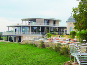 (C) Krause: Der imposante "Weitsicht"-Neubau auf dem Schlossareal mit Aussicht.