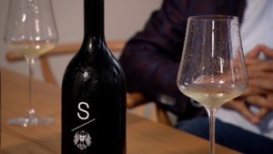 (C) ServusTV: Wer Sake will, muss nicht extra in das ferne Japan reisen. Der Inhalt dieser Flaschen wird in der Landstraße gebraut.