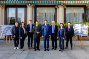 (c) Johannes Brunnbauer: Finanz- und Wirtschaftsstadtrat Peter Hanke (Mitte) mit den Spar-Grätzel-Kaufleuten.