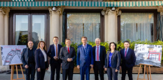 (c) Johannes Brunnbauer: Finanz- und Wirtschaftsstadtrat Peter Hanke (Mitte) mit den Spar-Grätzel-Kaufleuten.