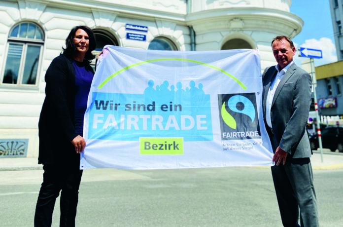 (C) BV 23: Fairtrade-Beauftrage Susanne Deutsch und Bezirksvorsteher Gerald Bischof.