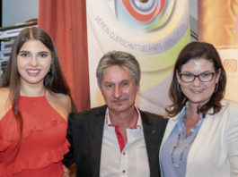 (C) Brunhölzl: Robert Ebhart (M.), der Chef des Senders TV21 ´, beim Fest mit der Sängerin Maibritt (l.) und der Politikerin Melanie Erasim.