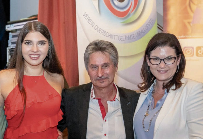 (C) Brunhölzl: Robert Ebhart (M.), der Chef des Senders TV21 ´, beim Fest mit der Sängerin Maibritt (l.) und der Politikerin Melanie Erasim.