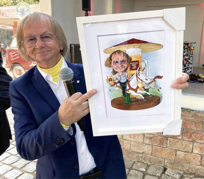 (C) Berger: Das Bild des Karikaturisten Bernd Ertl begeisterte den Jubilar.