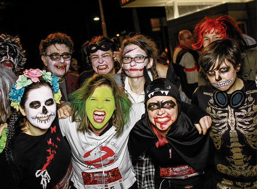 BeGEISTerte Läufer beim Ghostrun