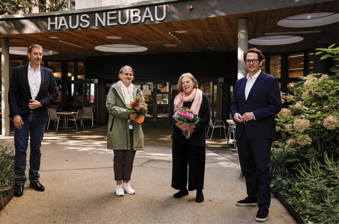(C) Burghart: Wolfgang Krb, Elisabeth Stöckl, Afra Margaretha und Markus Reiter vor dem Haus Neubau in der Schottenfeldgasse.